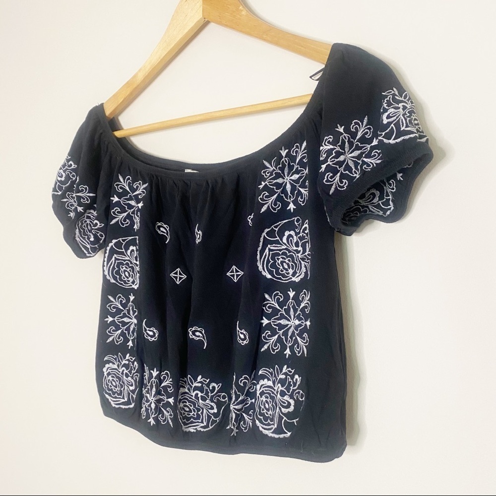 Express Embroidered Floral Crop Top - Picture 2 of 6